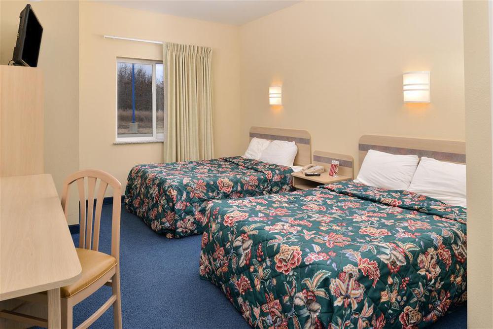 Baymont By Wyndham Kingdom City Room photo