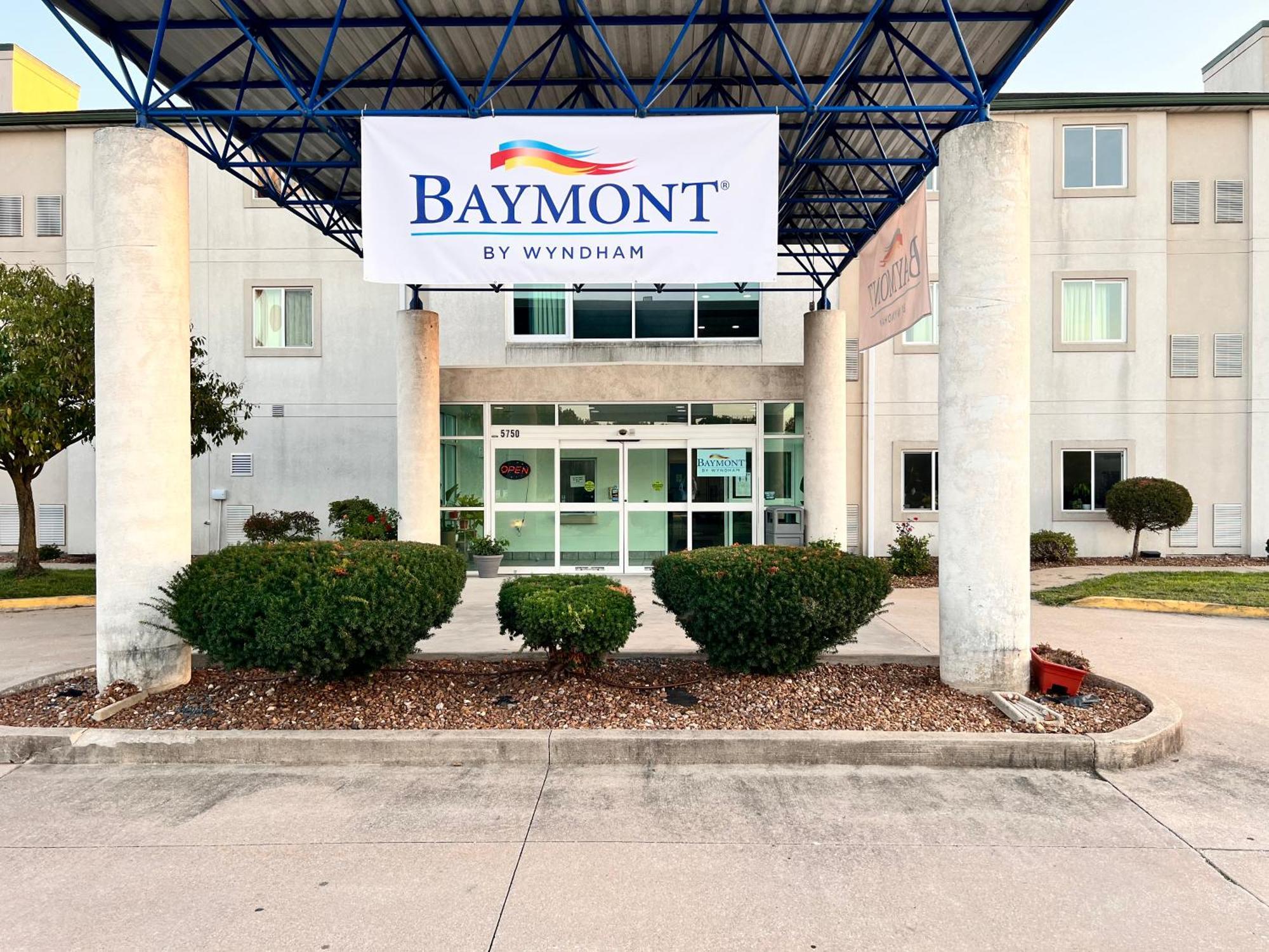 Baymont By Wyndham Kingdom City Exterior photo