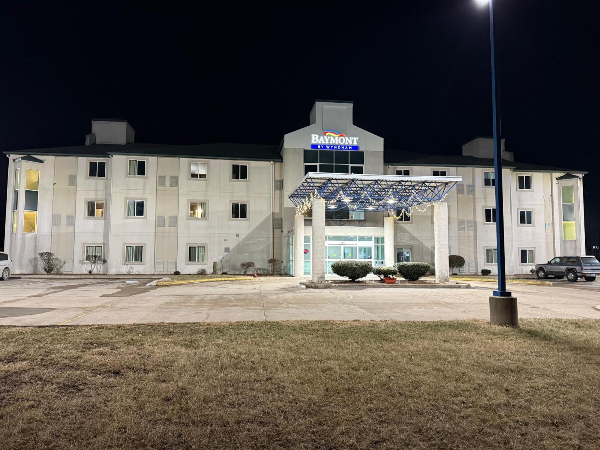 Baymont By Wyndham Kingdom City Exterior photo