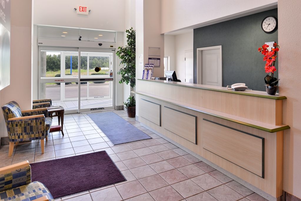 Baymont By Wyndham Kingdom City Interior photo