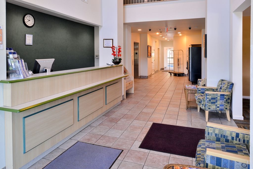 Baymont By Wyndham Kingdom City Interior photo