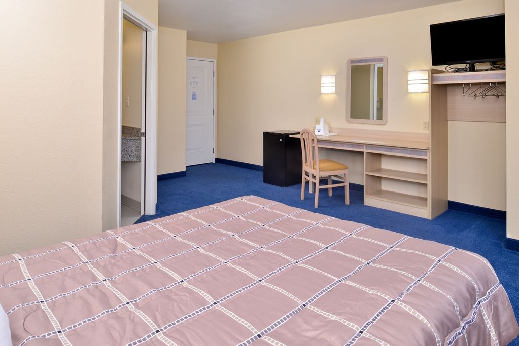 Baymont By Wyndham Kingdom City Room photo